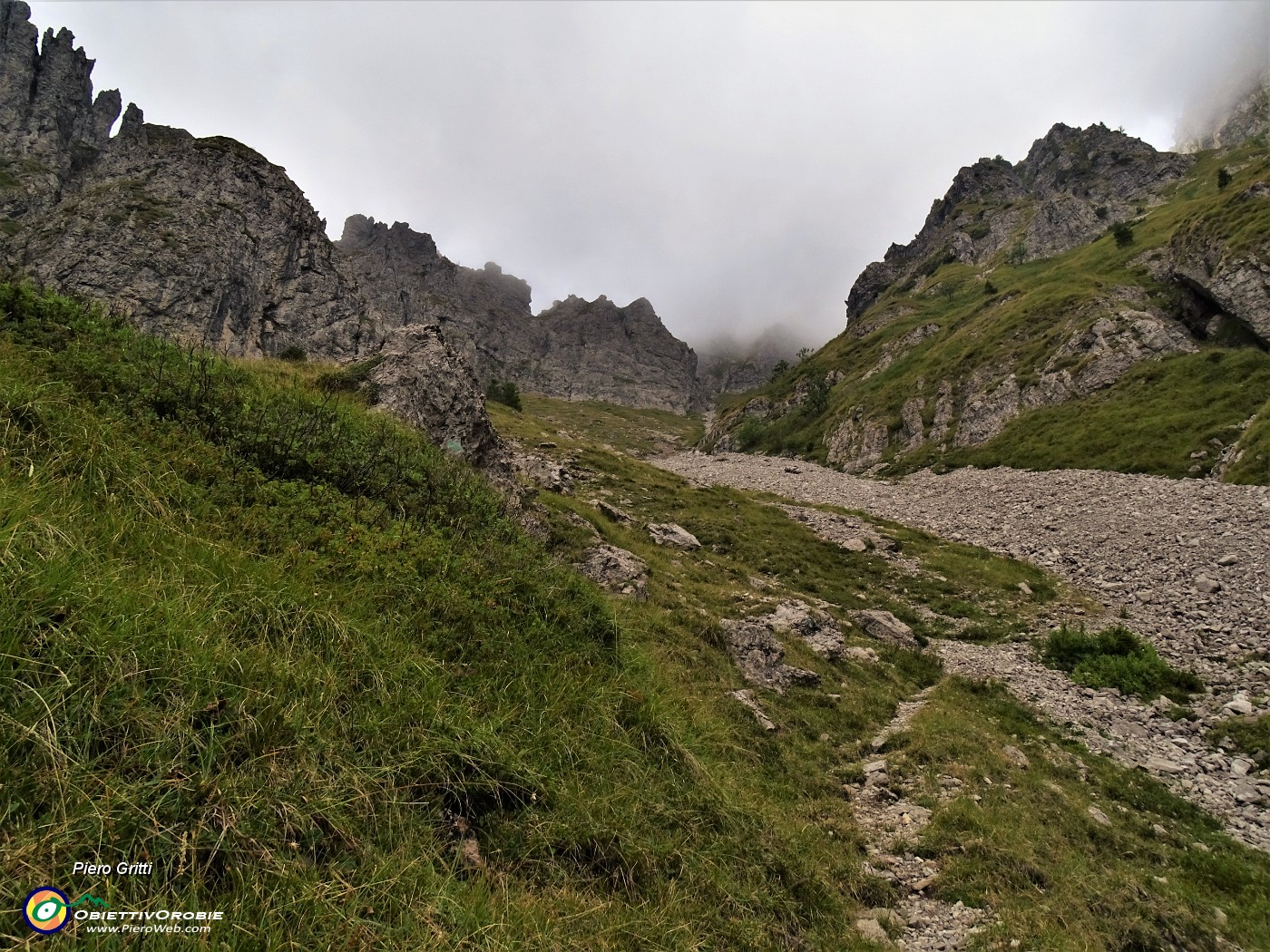 04 Salendo la lunga ripida  a tratti Val Gerrona tra spettacolari contrafforti rocciosi anche con nebbia.JPG